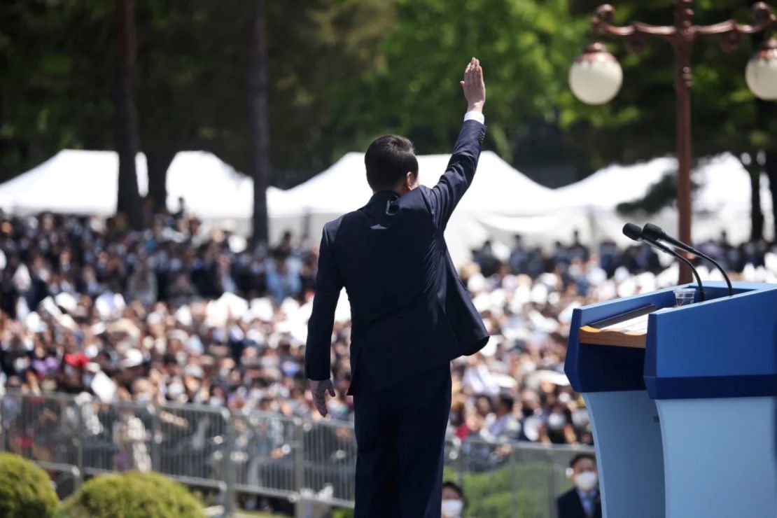 El nuevo presidente de Corea del Sur, Yoon Suk Yeol, asiste a su ceremonia de investidura en la Asamblea Nacional en Seúl, Corea del Sur, el 10 de mayo de 2022.