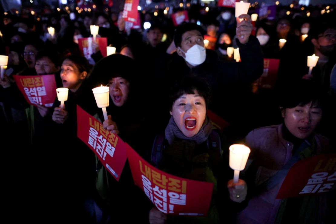 La gente asiste a una vigilia con velas para condenar la sorpresiva declaración de ley marcial del presidente de Corea del Sur, Yoon Suk Yeol, la noche del martes, que fue revocada horas después, y para pedir su renuncia, en Seúl, Corea del Sur, el 4 de diciembre de 2024.