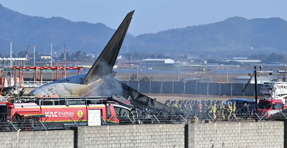 Bomberos y miembros del equipo de rescate trabajan en la pista del Aeropuerto Internacional de Muan, Corea del Sur, el domingo 29 de diciembre de 2024.