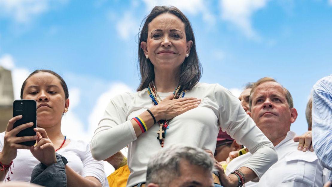 La líder de la oposición María Corina Machado observa con una mano en el pecho durante una protesta contra el resultado de las elecciones presidenciales del 30 de julio de 2024 en Caracas, Venezuela.