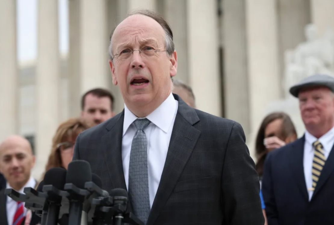 El abogado Paul Clement responde preguntas fuera de la Corte Suprema de Estados Unidos el 25 de abril de 2022.
