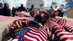 Se ven banderas estadounidenses durante una protesta frente a la Corte Suprema de Estados Unidos por la decisión del presidente Donald Trump de poner fin a la ciudadanía por derecho de nacimiento, mientras el tribunal escucha argumentos sobre la orden en Washington, el 15 de mayo.