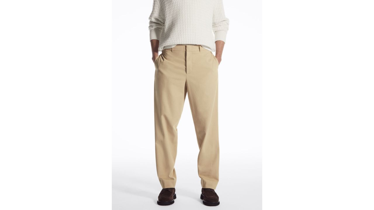 Man wearing COS chinos in beige