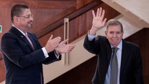 El presidente de Costa Rica, Rodrigo Chaves, aplaude al opositor venezolano Edmundo González Urrutia después de firmar el libro de visitas en la casa presidencial en San José, Costa Rica, el 16 de enero de 2025.