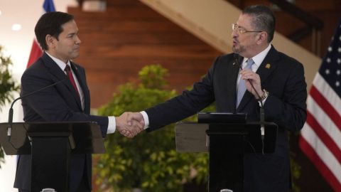 El secretario de Estado de EE.UU., Marco Rubio, estrecha la mano del presidente de Costa Rica, Rodrigo Chaves, durante una conferencia de prensa conjunta en el palacio presidencial en San José, Costa Rica, el 4 de febrero de 2025.