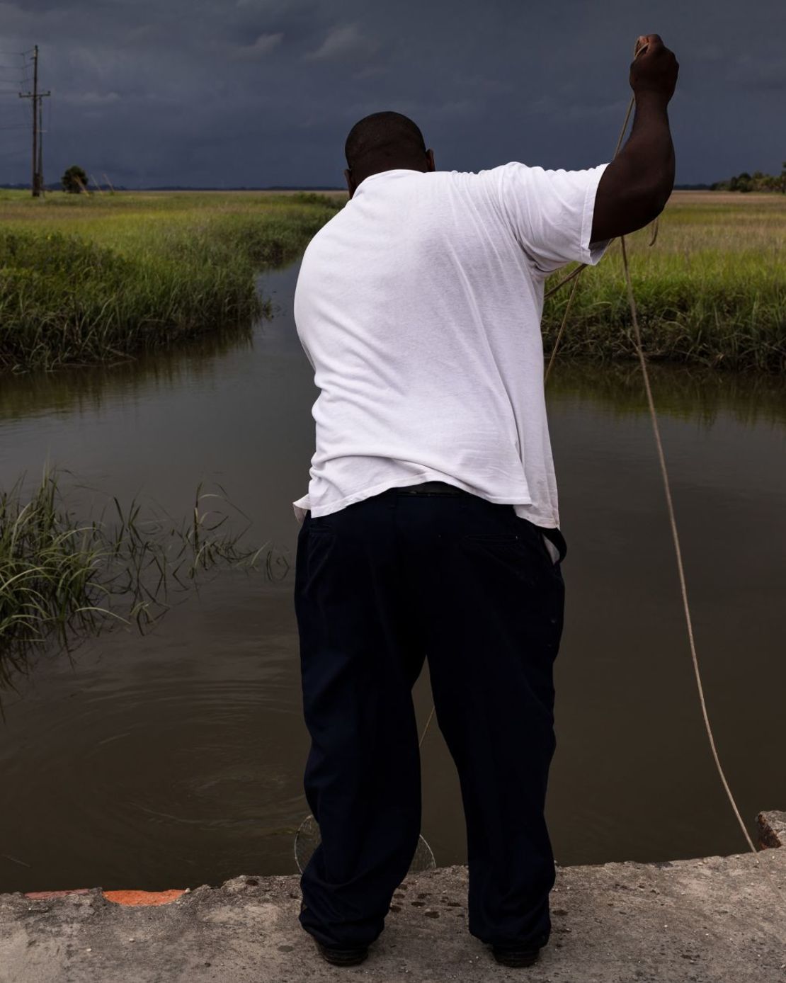 Samoylova cree que el medio fotográfico conlleva la responsabilidad de "reflexionar sobre nuestro tiempo". Actualmente, nuestro tiempo está definido por el cambio climático. "Crabbing, Georgia" (2018), de Anastasia Samoylova.