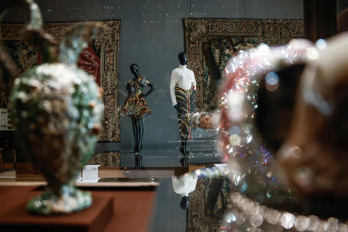 Creaciones de moda, incluido un vestido de la colección Primavera-Verano 2010 de Alexander McQueen (izquierda), expuesta en el Museo del Louvre.