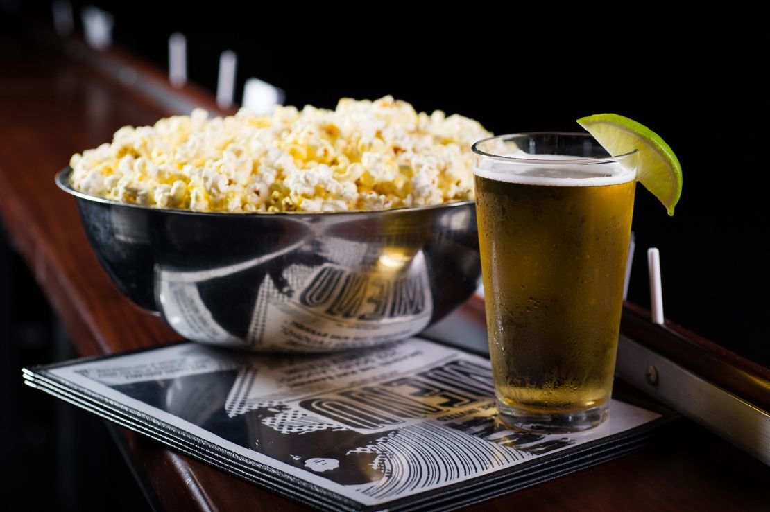 Meski menunya lengkap, popcorn tetap menjadi makanan yang paling sering dibeli di bioskop Alamo Drafthouse.