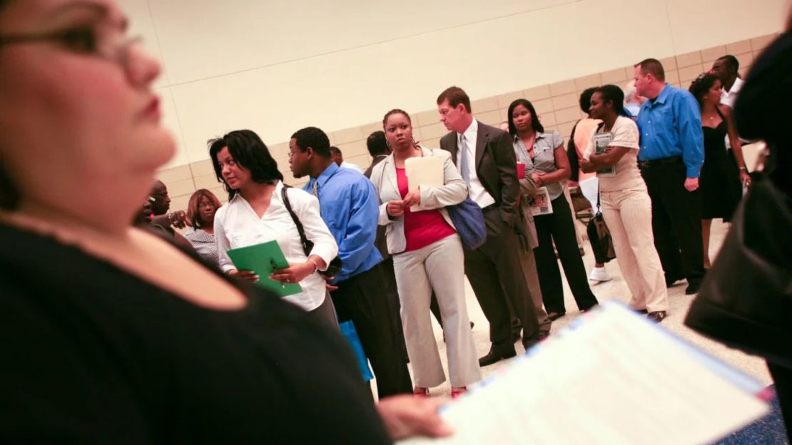 Personas que buscan empleo asisten a una feria de empleo en el Toyota Center en Houston, Texas, el 5 de agosto de 2009.