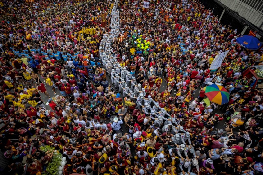 Tropas de la Guardia Costera forman una línea mientras custodian la procesión del 'Nazareno negro' en Manila.