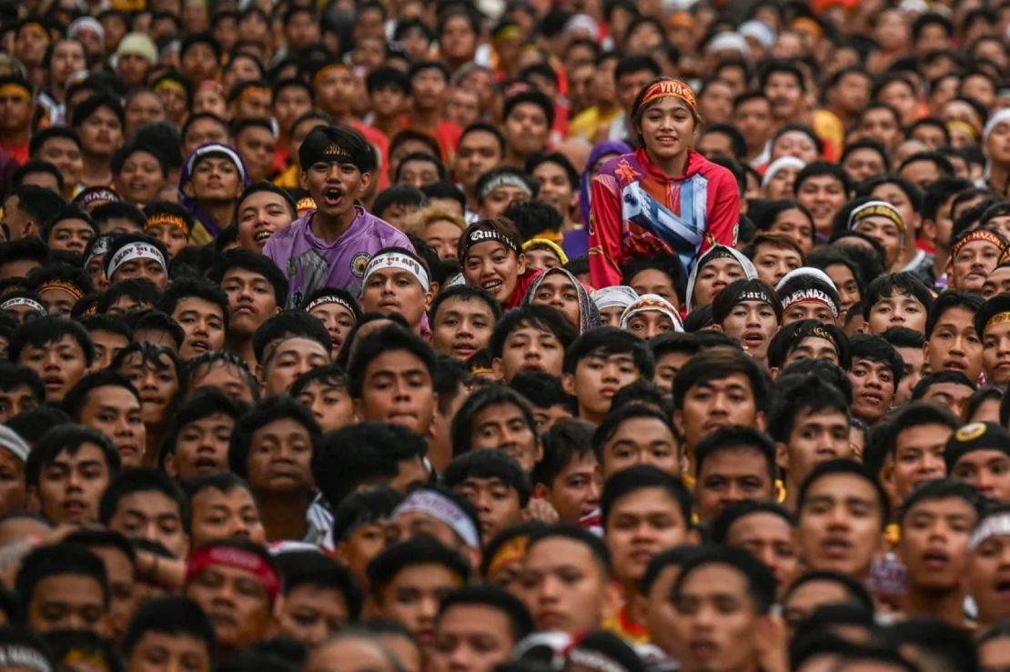 Una niña asoma entre la multitud durante la procesión en Manila este jueves.