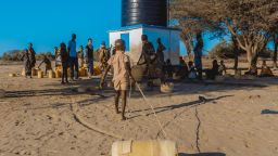 Un pozo de agua subterránea rural en Turkana, Kenya, financiado en parte por USAID y apoyado por el Centro Mortenson de la Universidad de Colorado Boulder.