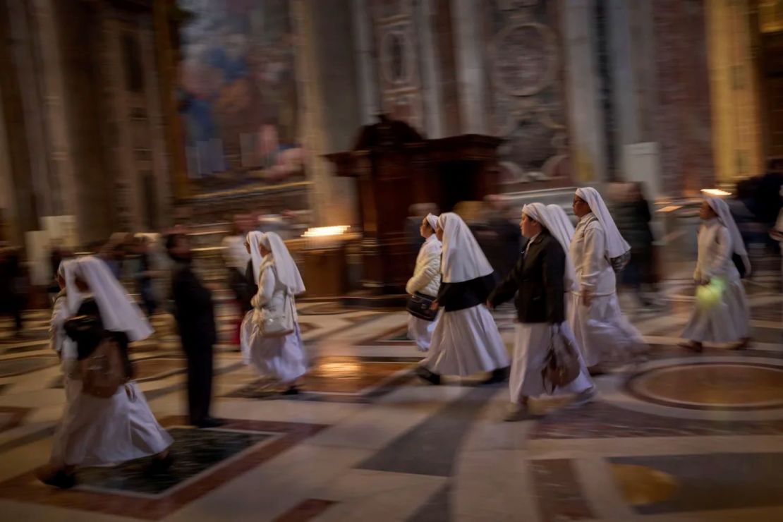 Monjas asisten al velatorio del papa Francisco el viernes en la Basílica de San Pedro.