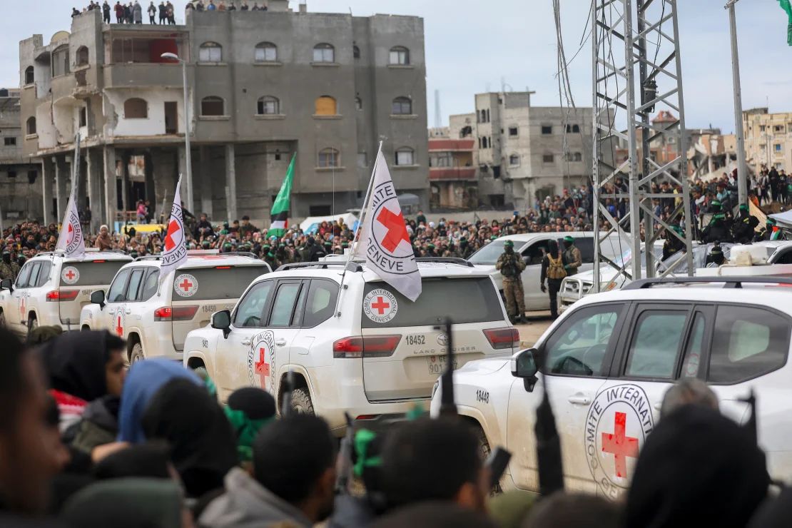 Vehículos de la Cruz Roja Internacional llegan al lugar de entrega de dos rehenes israelíes en Rafah, en el sur de Gaza, como parte de la séptima liberación de rehenes prisioneros el mes pasado.
