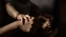 Una madre de 17 años de la zona rural de Pensilvania dice que teme ser separada de su hijo de un año a medida que se intensifican las medidas represivas contra la inmigración. Pero intenta que él no vea su miedo. "Me ve muy feliz todos los días", dice.