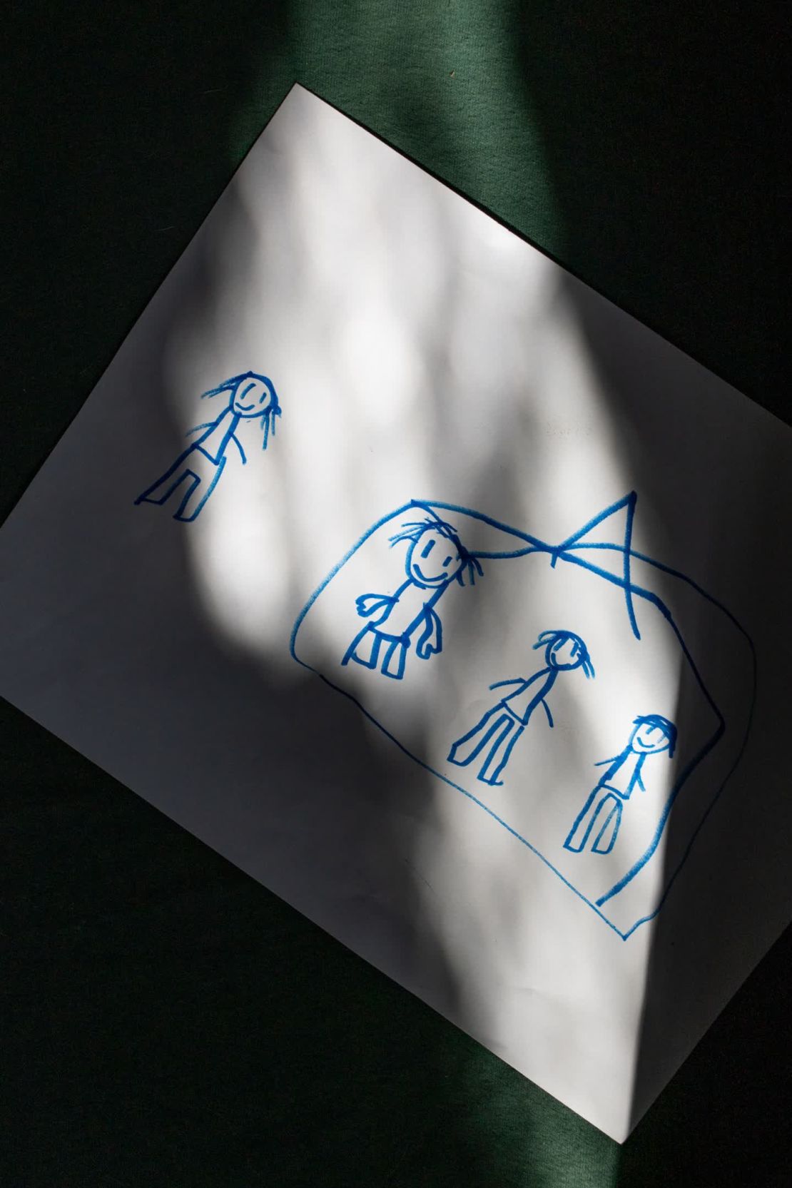 Este dibujo del sobrino de A lo muestra en Estados Unidos con su madre y su padrastro, mientras su abuela, que permanece en Ecuador, se encuentra afuera. El ICE detuvo recientemente a su padrastro.