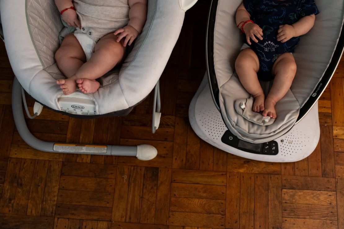 Desde que dio a luz a su hijo menor, A dice que no ha tenido más remedio que quedarse en casa sin ir a trabajar porque el cuidado infantil es demasiado caro para su familia. Ha estado cuidando al bebé de una amiga para ganar dinero extra y espera encontrar otro trabajo pronto.