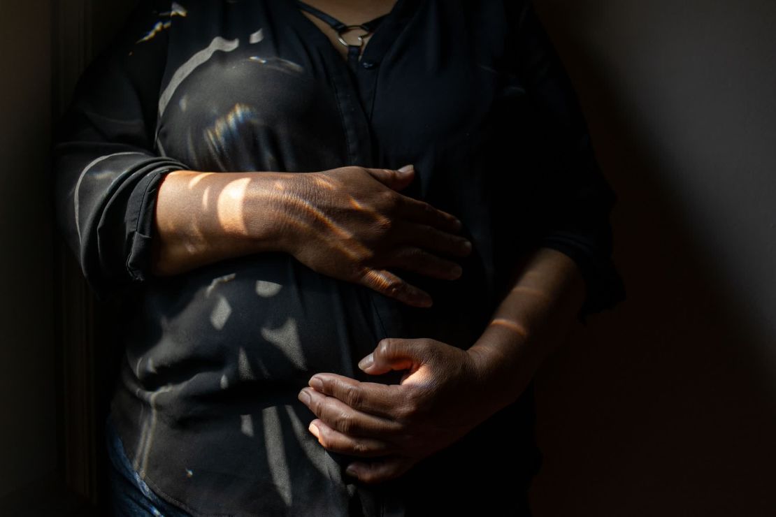 Embarazada de su tercer hijo, A dice que la vida es mejor en Estados Unidos porque se siente segura al volver a casa del trabajo. En Ecuador, dice, hay tanta violencia de pandillas que las mujeres no pueden salir de noche porque las roban o las matan. Para ella, no hay vuelta atrás.