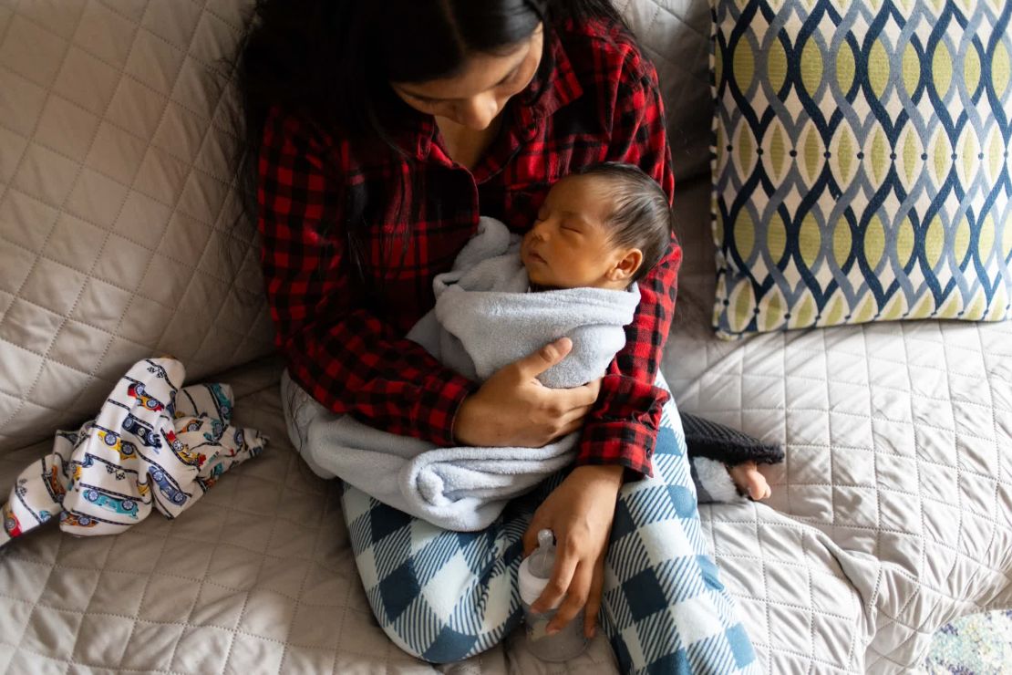 N está sentada en casa con su bebé dos semanas después de su nacimiento. "Uno de mis mayores deseos es la ciudadanía", dice. "Porque hay una razón por la que quiero regresar: ver a mi mamá. Ese es uno de mis mayores sueños".