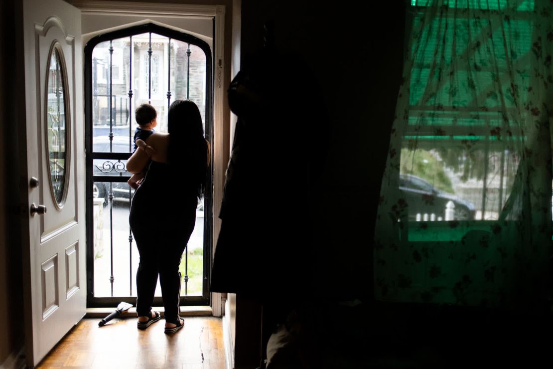El miedo a no poder mantener a su nuevo bebé pesa sobre A, al igual que el dolor de estar separada de sus dos hijos mayores en Ecuador. Solicita asilo, pero podrían pasar años antes de que tenga la oportunidad de presentar su caso ante los tribunales. La larga espera la deja sintiéndose impotente. Su sueño es reunirse con sus hijos y tener una vida tranquila en Estados Unidos.