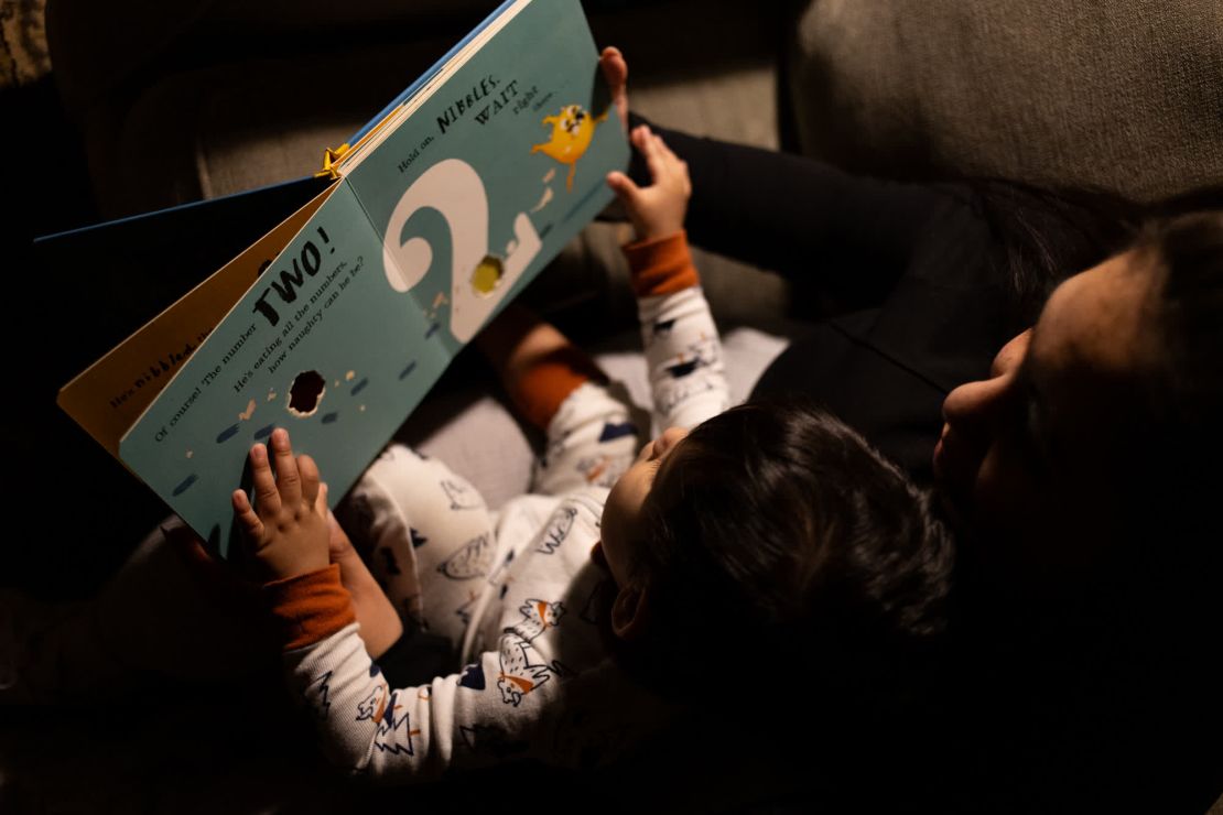 E le lee libros a su hijo en español e inglés para que crezca siendo bilingüe y comprenda su herencia.
