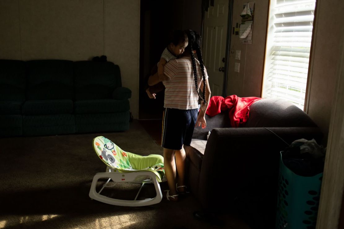 N trabaja a tiempo parcial en una granja de hongos y toma clases en línea mientras cuida a su hijo como madre soltera. Estuvo separada de su padre durante meses cuando llegó a Estados Unidos en 2018 y dice que aún está traumatizada por esa experiencia.
