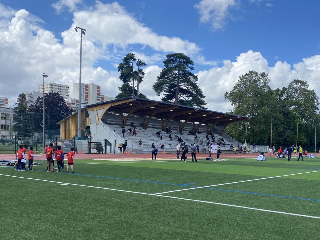 A triathlon under way in the Parc Municipal des Sports of épinay-sur-Seine after renovations on June 22, during a federal event with FFA members including CSME Athlétisme, SEP?Athlétisme, CA Montreuil, CA Sevran and CA Romainville.