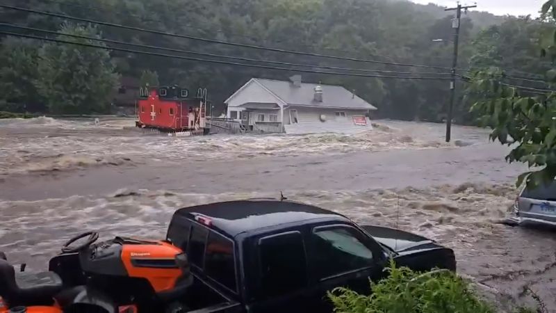 Des crues soudaines dans le Connecticut déclenchent des sauvetages aquatiques et des évacuations d’urgence