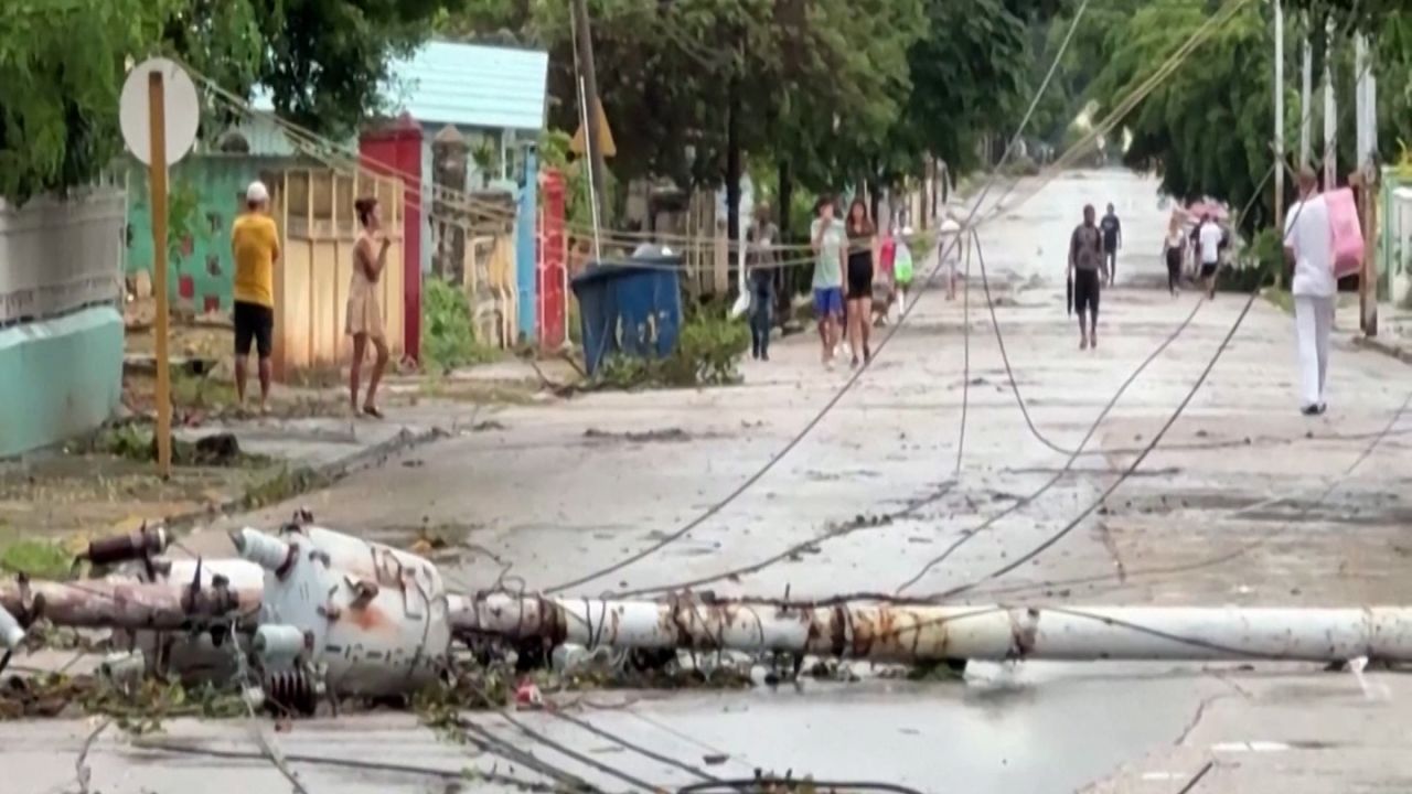 En su paso por Cuba este miércoles, el huracán Rafael causó fuertes daños materiales en viviendas y edificios, además de derrumbes, cultivos destruidos y un colapso total del sistema eléctrico nacional, informó el Ministerio de Energía y Minas la isla. La Habana, Artemisa y Mayabeque fueron las zonas más afectadas.