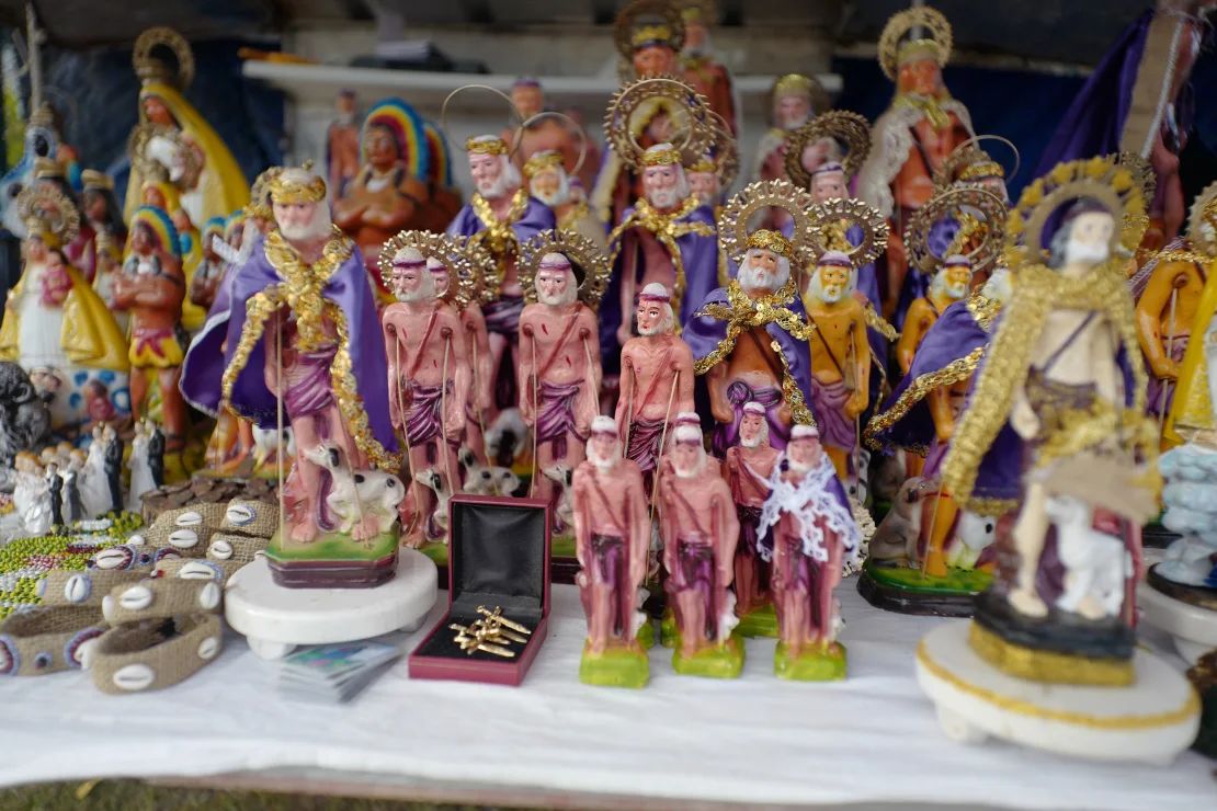 Durante la romería se venden estatuas de San Lázaro afuera de la iglesia de El Rincón.