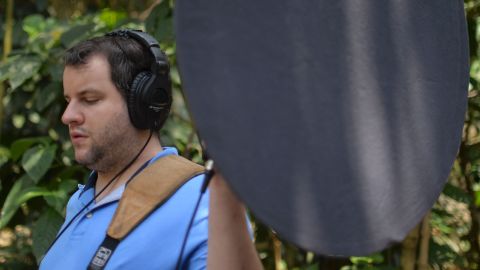 El sonidista uruguayo de naturaleza Juan Pablo Culasso registra cantos de pájaros en el zoológico de Cali, en el marco de la Feria de las Aves de Colombia 2017 el 17 de febrero de 2017.