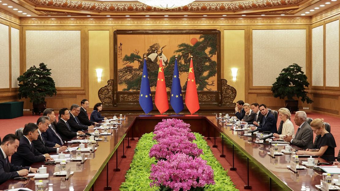 El líder chino Xi Jinping se reúne con el presidente del Consejo Europeo, Antonio Costa, y la presidenta de la Comisión Europea, Ursula von der Leyen, en el Gran Palacio del Pueblo en Beijing el 24 de julio de 2025.