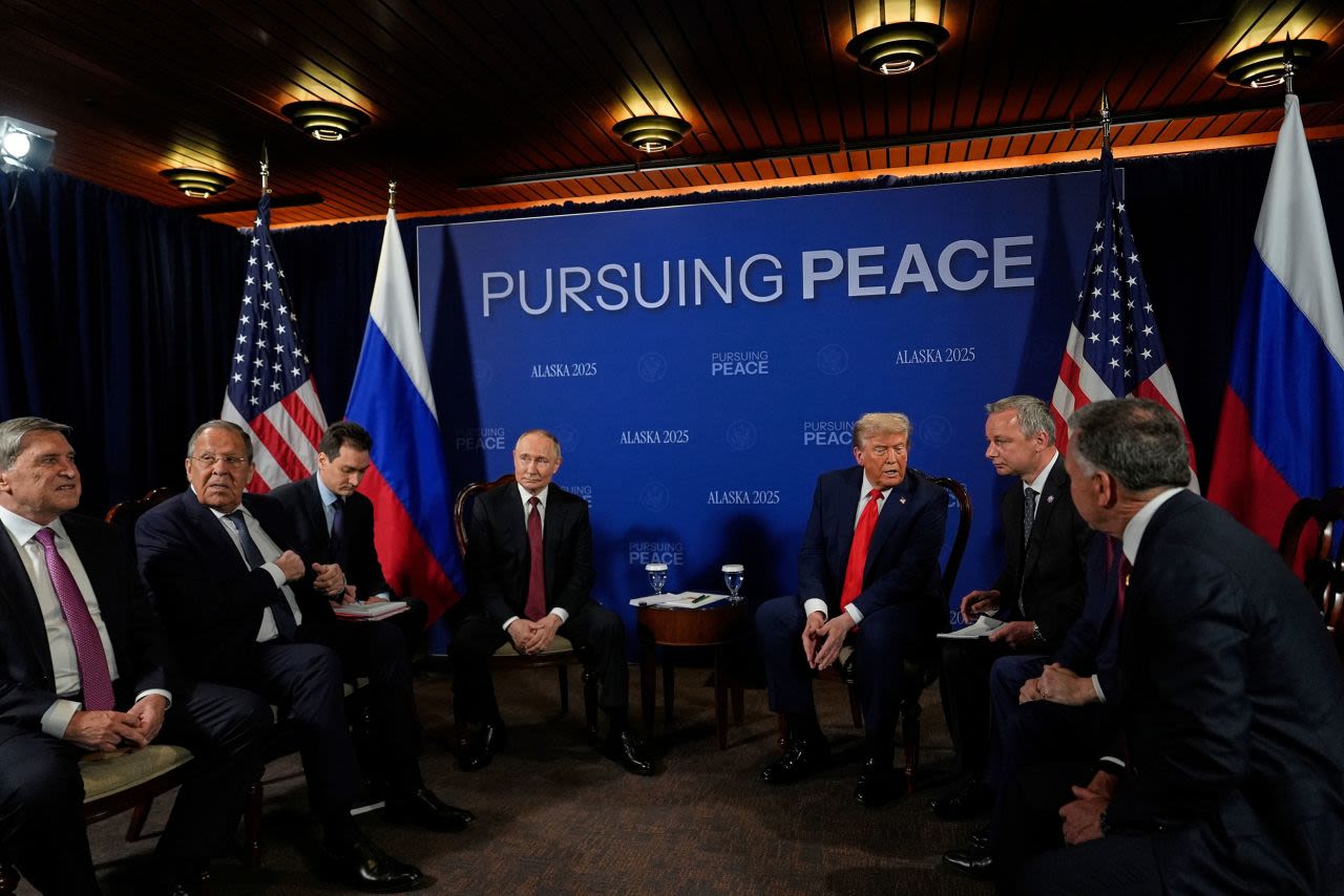 El presidente ruso, Vladimir Putin, y el presidente estadounidense, Donald Trump, se reúnen en la Base Conjunta Elmendorf-Richardson en Anchorage, Alaska, el 15 de agosto.