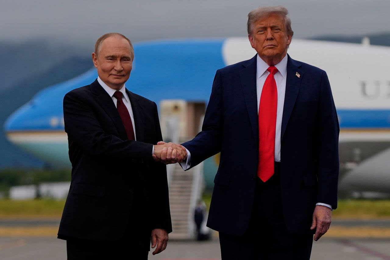 Putin estrecha la mano de Trump tras su llegada a Anchorage.