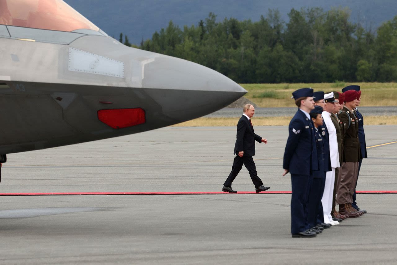 Putin camina por la alfombra roja hacia Trump tras llegar a la Base Conjunta Elmendorf-Richardson.