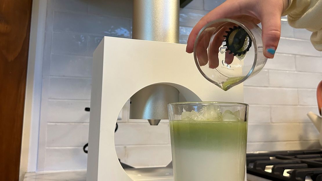 Cuzen uses magnets to brew you a fresh matcha in seconds