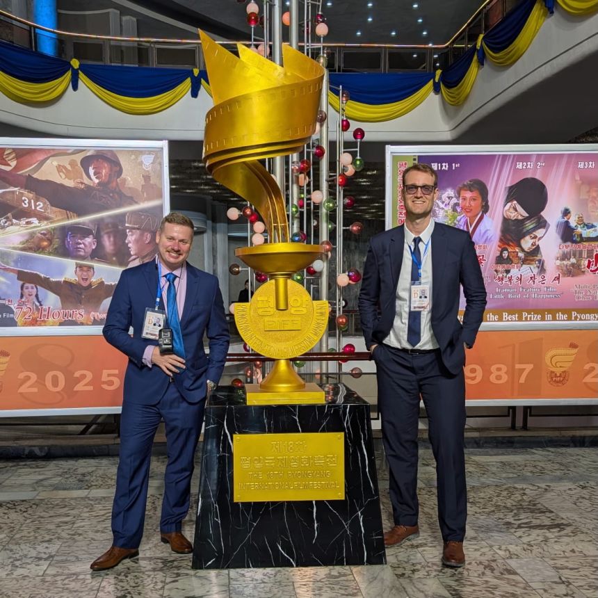 Джастін і співзасновник Young Pioneer Tours Роуен Бірд на Міжнародному кінофестивалі в Пхеньяні в столиці Північної Кореї.