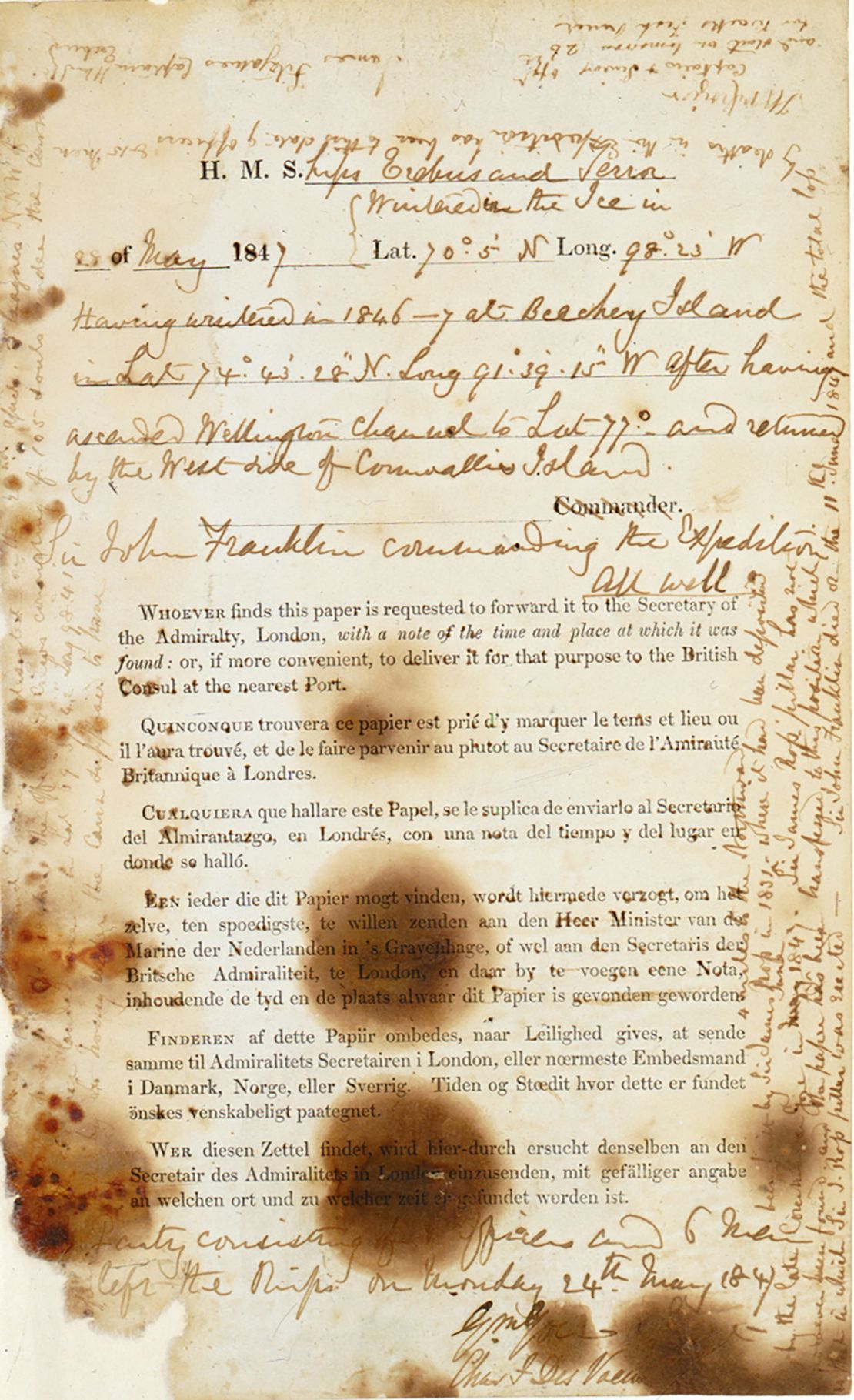 James Fitzjames, capitán del HMS Erebus, hizo una de las notas manuscritas de este documento que se dejó en un túmulo de piedra cerca de Victory Point en la isla King Willam, donde la tripulación llegó a tierra después de abandonar los barcos atrapados en el hielo. Según el nuevo estudio, dice: "Los barcos de Su Majestad Terror y Erebus fueron abandonados el 22 de abril, a 5 leguas al NNO de este, (habiendo) estado asediados desde el 12 de septiembre de 1846. […] Sir John Franklin murió el 11 de junio de 1847 y la pérdida total por muertes en la expedición ha sido hasta la fecha de 9 oficiales y 15 hombres". (Museo Marítimo Nacional)