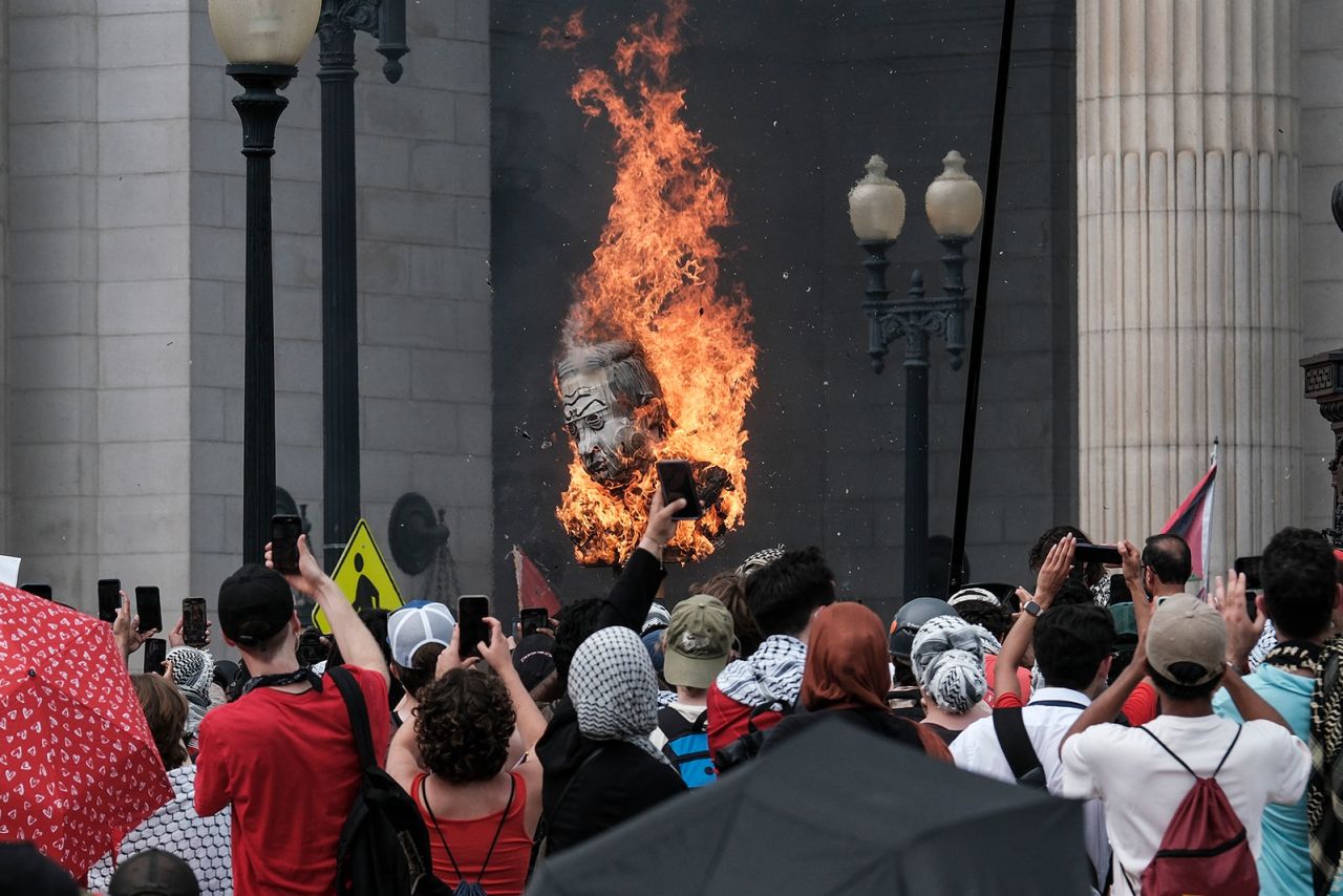 \Protestors burn a representation of Benjamin Netanyahu outside of Union Station on Wednesday, July 24