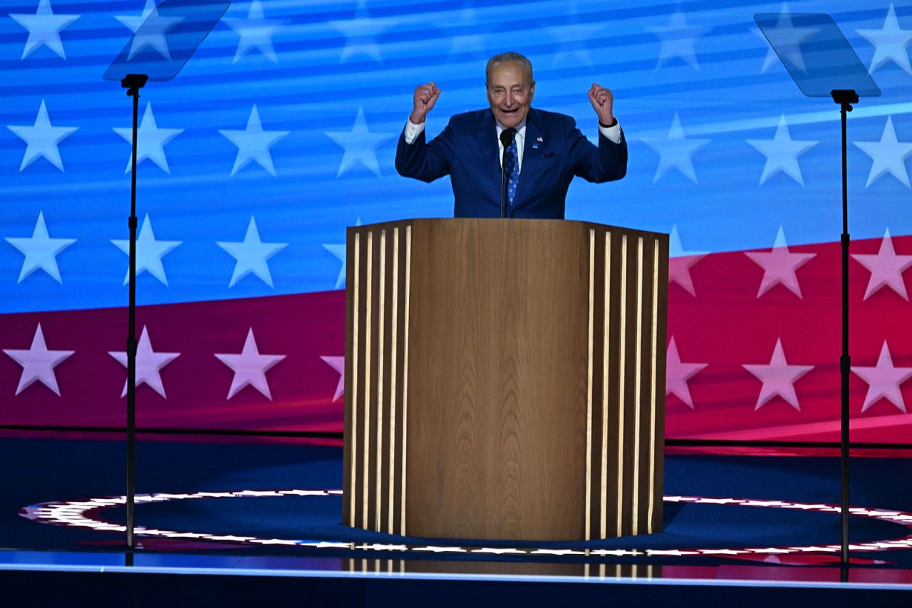 El líder de la mayoría del Senado, Chuck Schumer, habla el martes 20 de agosto en Chicago durante el Comité Nacional Demócrata. (Bernadette Tuazon/CNN)