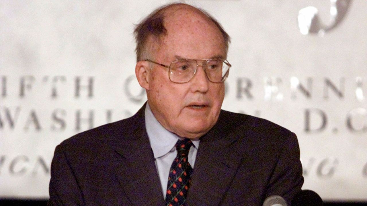 Chief Justice William Rehnquist addresses a meeting of the Federal Justices Association in 2001.