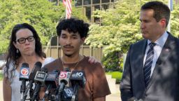 Marcelo Gomes da Silva (centro) habla con periodistas tras ser liberado bajo fianza en Burlington, Massachusetts, el jueves. A su derecha, el representante Seth Moulton de Massachusetts escucha.