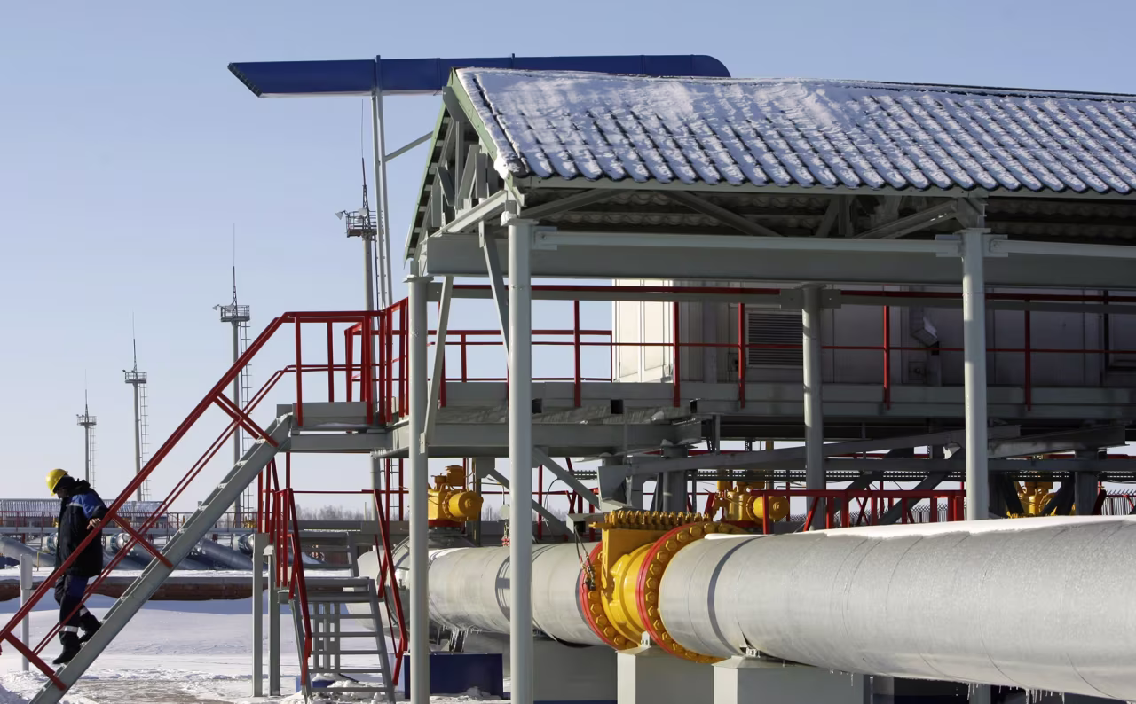 PREVIEWAn employee walks at Russian gas export monopoly Gazprom's Sudzha pumping station on January 13, 2009. 