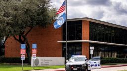 El personal policial responde a la escena de un tiroteo en una oficina de campo de Inmigración y Control de Aduanas en Dallas este miércoles.