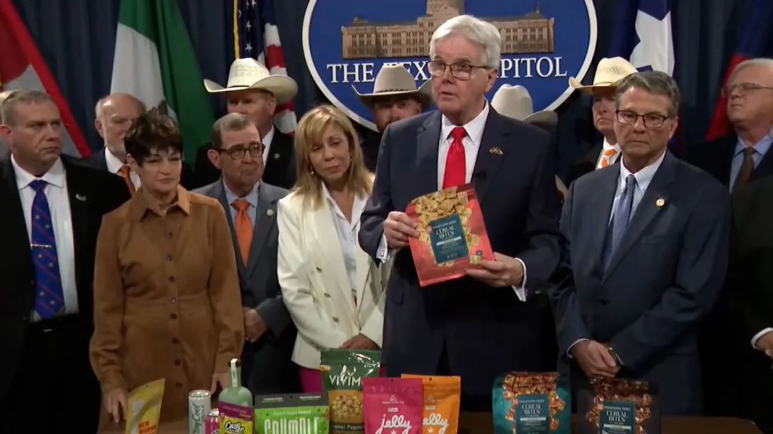 El vicegobernador de Texas, Dan Patrick, muestra productos con THC durante una conferencia de prensa la semana pasada en apoyo de la prohibición estatal.<br />LLAVE