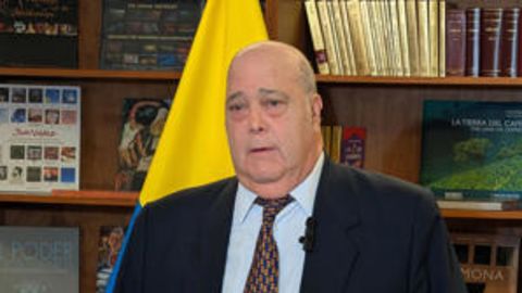 Fotografía de archivo del 8 de julio DE 2025 del embajador de Colombia en Estados Unidos, Daniel García-Peña, hablando durante una rueda de prensa en Washington (Estados Unidos).
