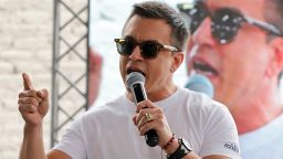 El presidente y candidato presidencial de Ecuador, Daniel Noboa, pronuncia un discurso durante un mitin de campaña antes de la segunda vuelta presidencial, en Riobamba, centro de Ecuador, el 3 de abril de 2025. Ecuador celebrará una segunda vuelta presidencial el 13 de abril.