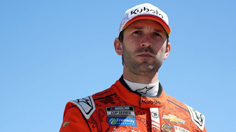 Daniel Suárez observa la clasificación para la Würth 400 de la NASCAR Cup Series en el Texas Motor Speedway el 3 de mayo de 2025 en Fort Worth, Texas.