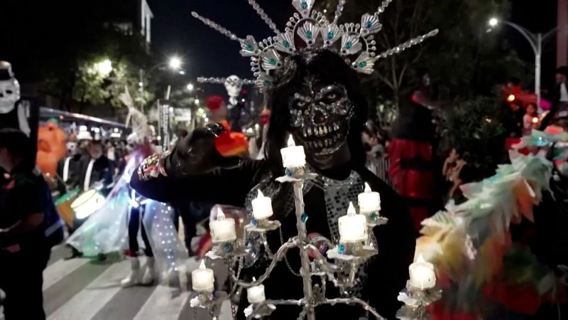 Hundreds celebrate Day of the Dead in Mexico City