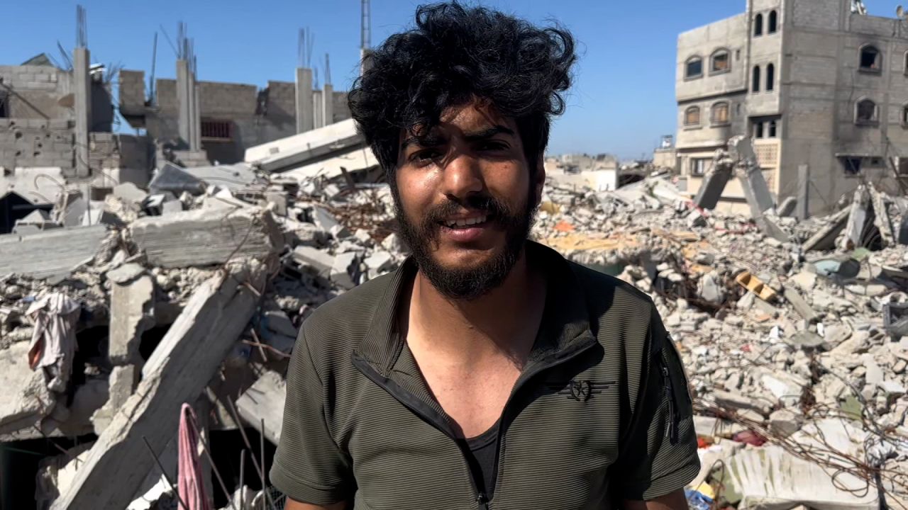 Mohamed Abu Daqqa, a resident of Bani Suheila, returned to the rubble of his destroyed neighbourhood in Khan Younis, after fleeing Rafah.